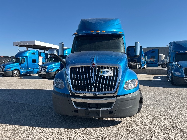 Used 2021 International LT - photo 2