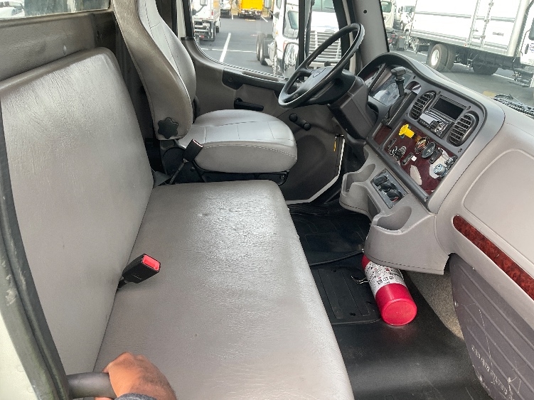 Used 2019 Freightliner M2 106 - photo 24