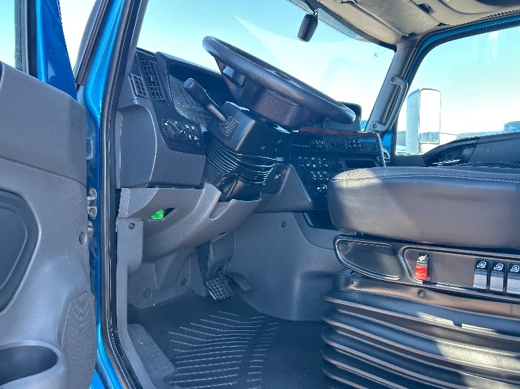 Used 2021 International LT - photo 11