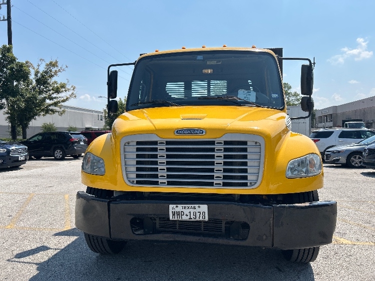Used 2019 Freightliner M2 106 - photo 2