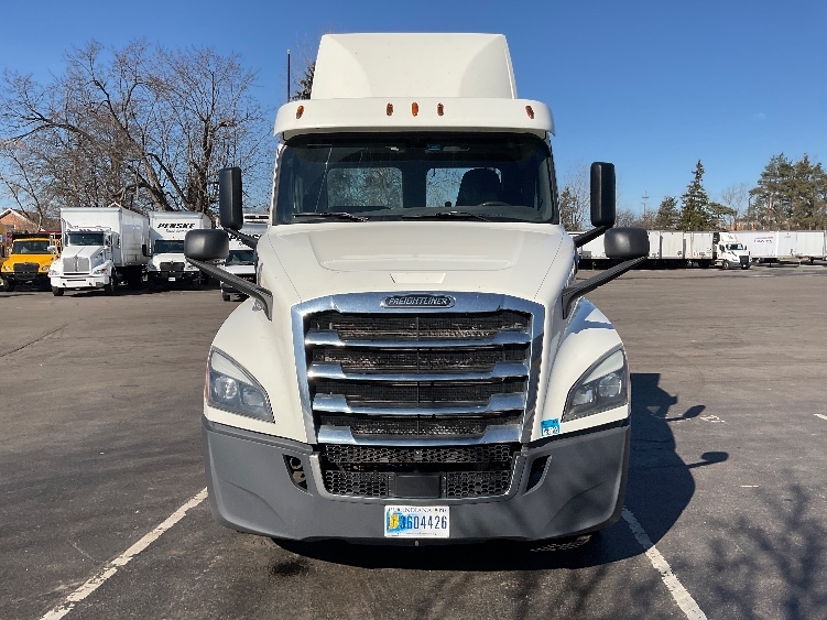 Used 2018 Freightliner Cascadia - photo 2
