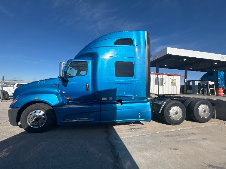 Used 2021 International LT - photo 6
