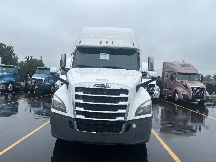 Used 2021 Freightliner Cascadia - photo 2