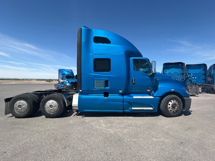 Used 2021 International LT - photo 10