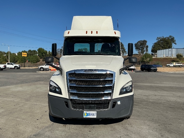 Used 2019 Freightliner Cascadia - photo 2