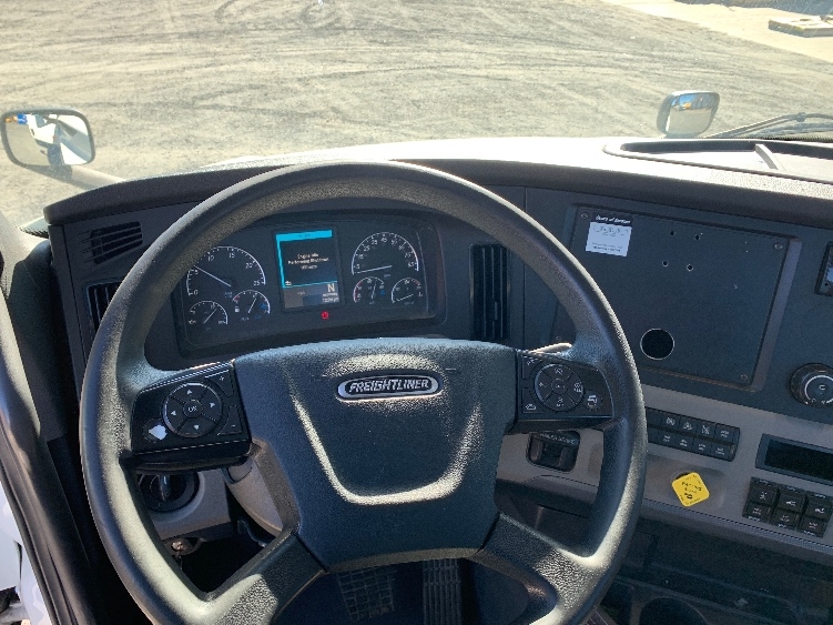 Used 2019 Freightliner Cascadia - photo 13