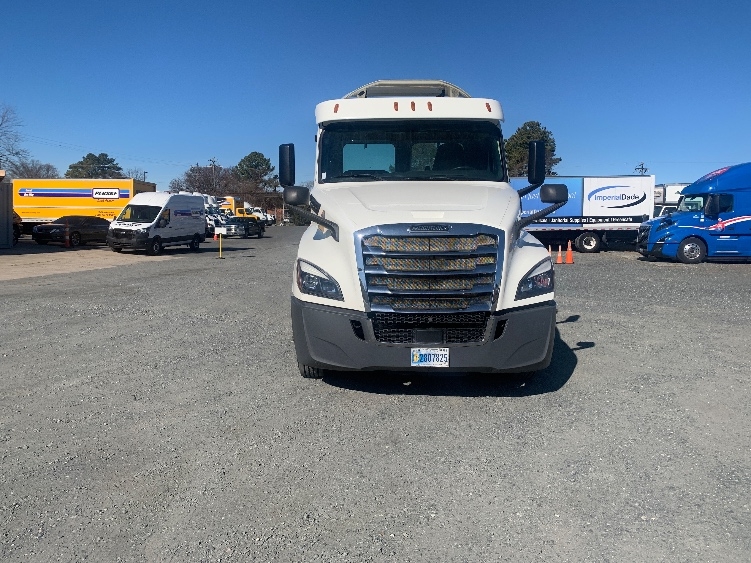 Used 2019 Freightliner Cascadia - photo 2