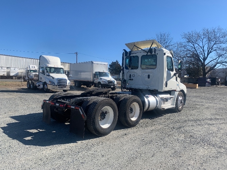 Used 2019 Freightliner Cascadia - photo 9