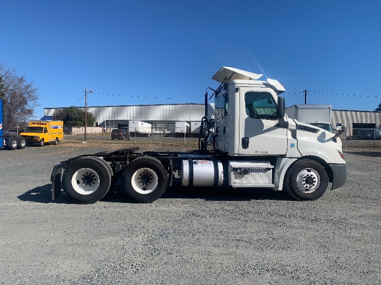 Used 2019 Freightliner Cascadia - photo 10