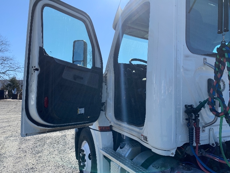 Used 2019 Freightliner Cascadia - photo 11