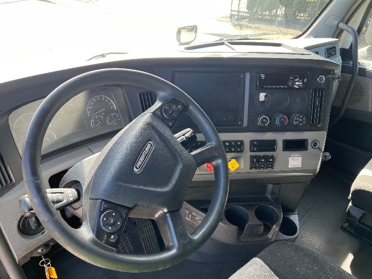 Used 2019 Freightliner Cascadia - photo 12