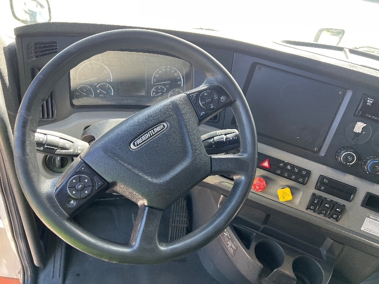 Used 2019 Freightliner Cascadia - photo 13