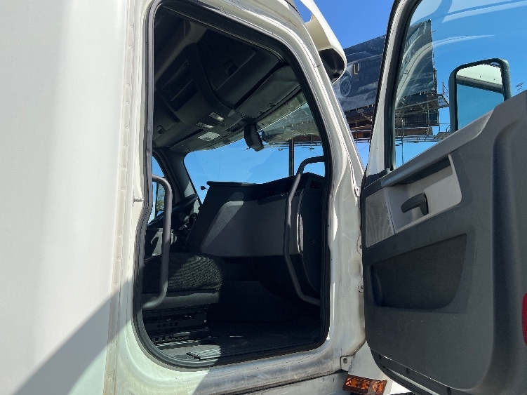 Used 2019 Freightliner Cascadia - photo 15
