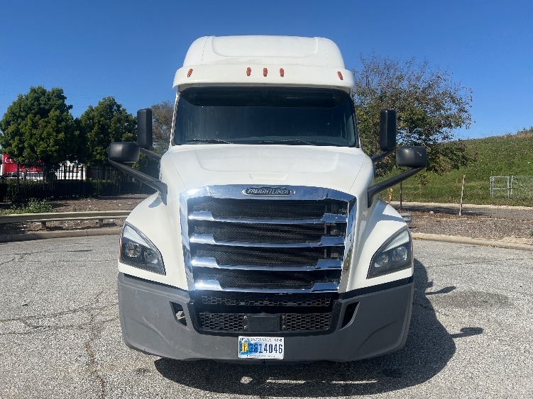 Used 2019 Freightliner Cascadia - photo 2