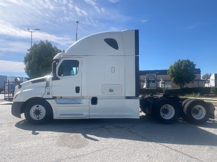 Used 2019 Freightliner Cascadia - photo 6