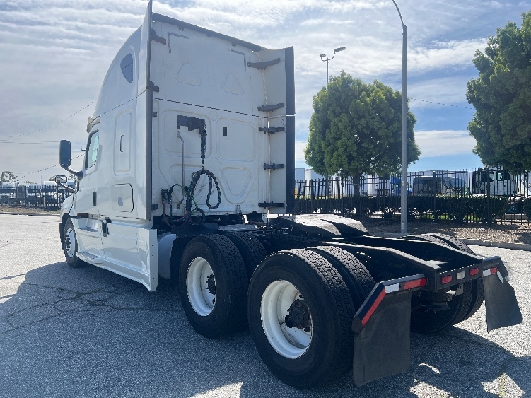 Used 2019 Freightliner Cascadia - photo 7