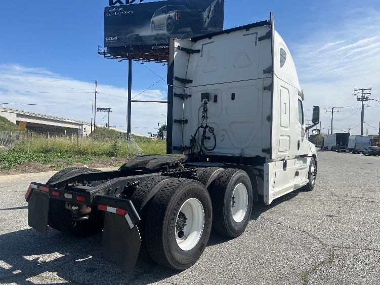 Used 2019 Freightliner Cascadia - photo 9