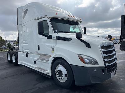 Used 2019 Freightliner Cascadia Detroit DD15AT Semi Truck with Sleeper Cab for sale #324739 - photo 1