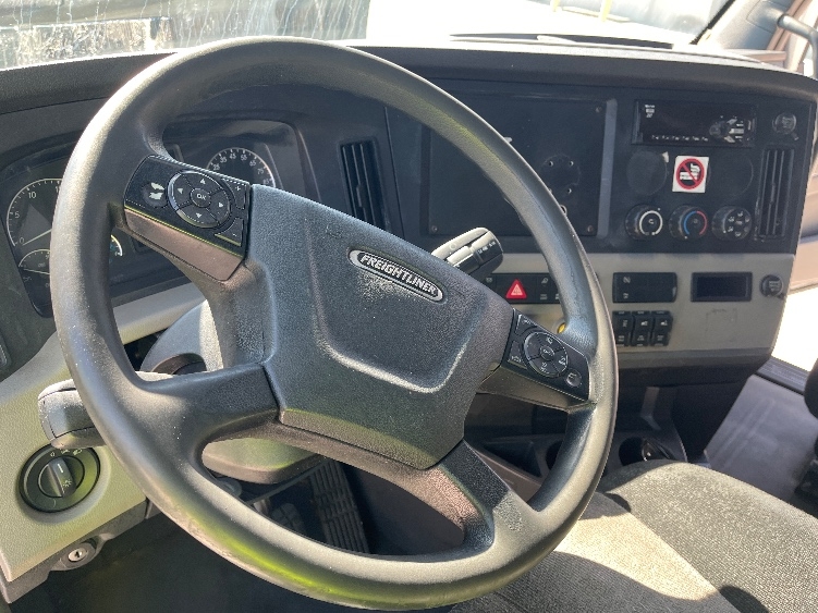 Used 2019 Freightliner Cascadia - photo 11