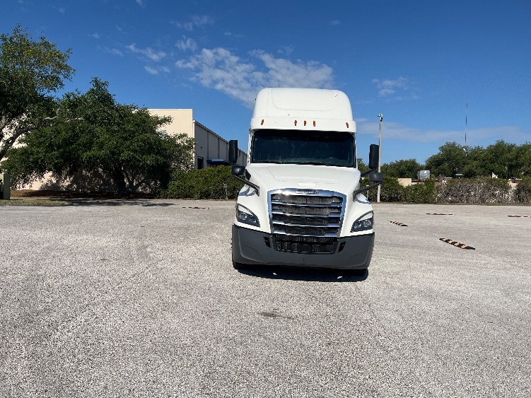 Used 2019 Freightliner Cascadia - photo 2
