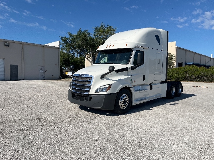 Used 2019 Freightliner Cascadia - photo 3