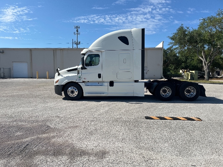 Used 2019 Freightliner Cascadia - photo 4