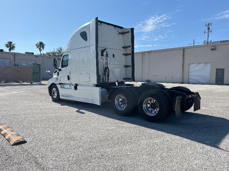 Used 2019 Freightliner Cascadia - photo 5