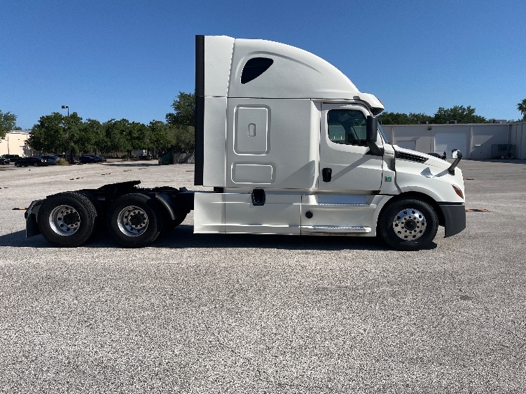 Used 2019 Freightliner Cascadia - photo 8