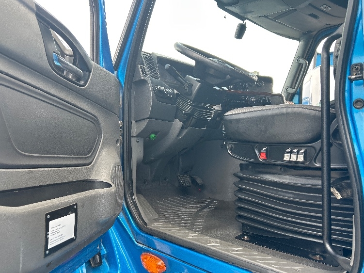 Used 2021 International LT - photo 11