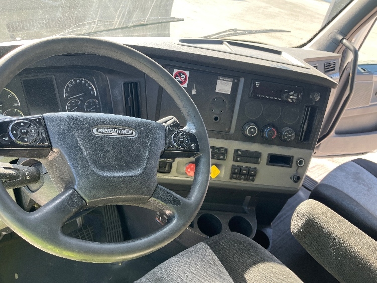 Used 2019 Freightliner Cascadia - photo 10