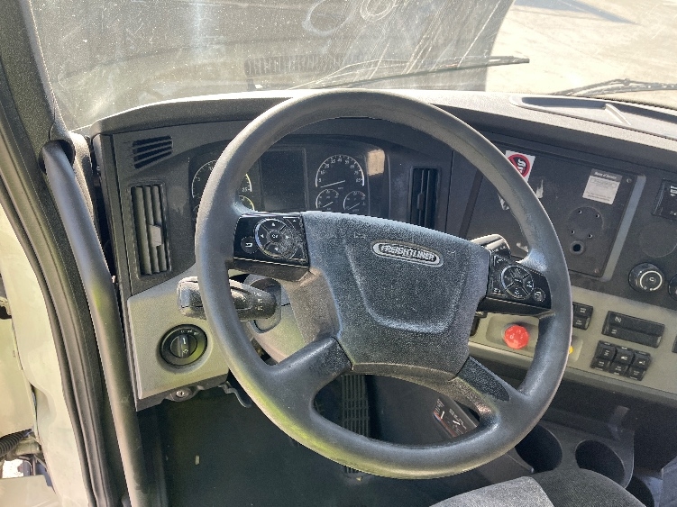 Used 2019 Freightliner Cascadia - photo 11