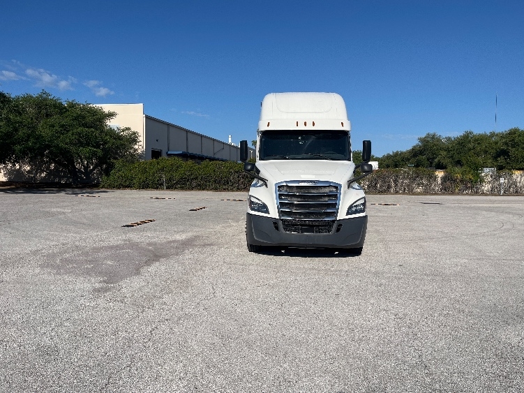 Used 2019 Freightliner Cascadia - photo 2