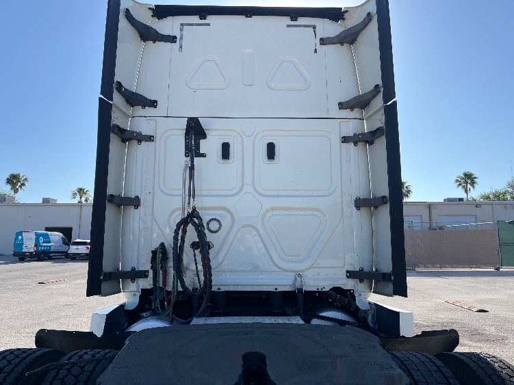 Used 2019 Freightliner Cascadia - photo 27