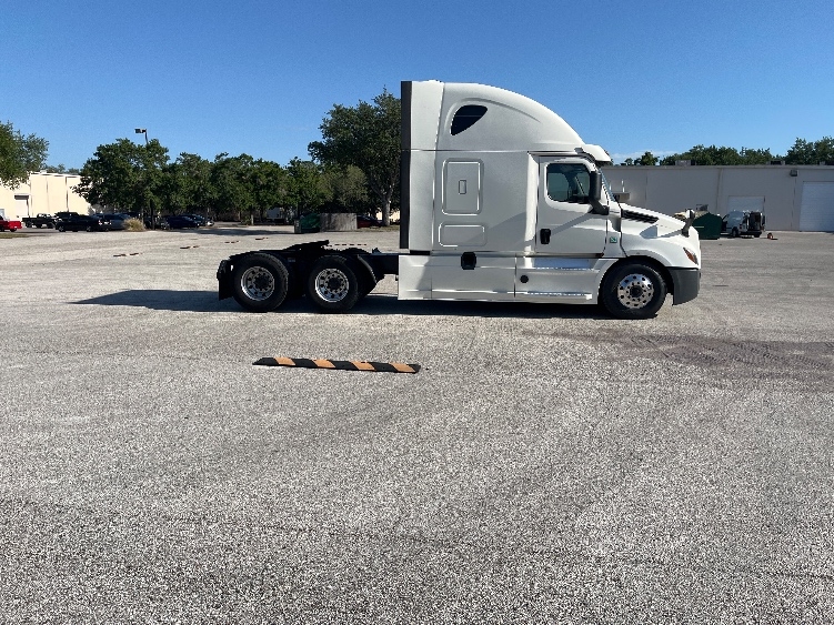 Used 2019 Freightliner Cascadia - photo 8
