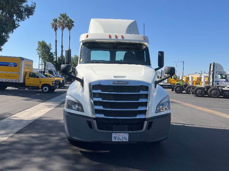 Used 2019 Freightliner Cascadia - photo 2
