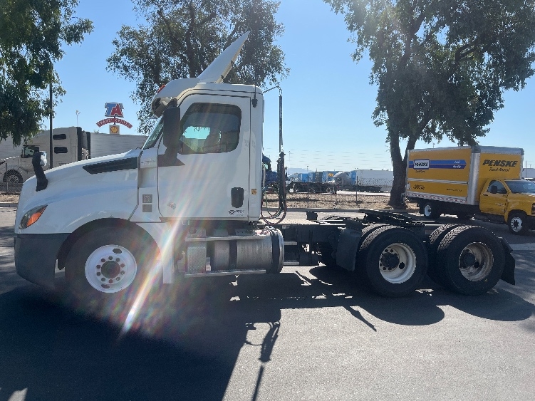 Used 2019 Freightliner Cascadia - photo 6