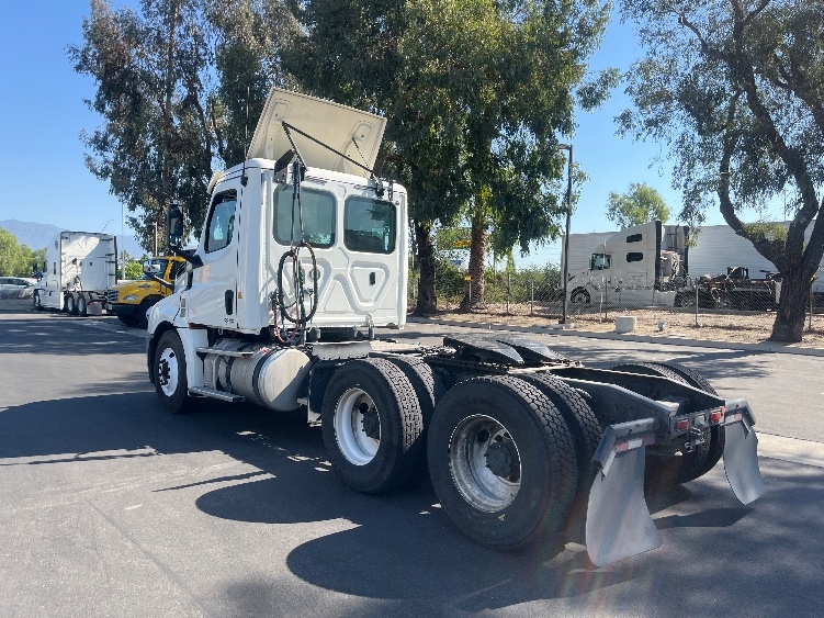 Used 2019 Freightliner Cascadia - photo 7