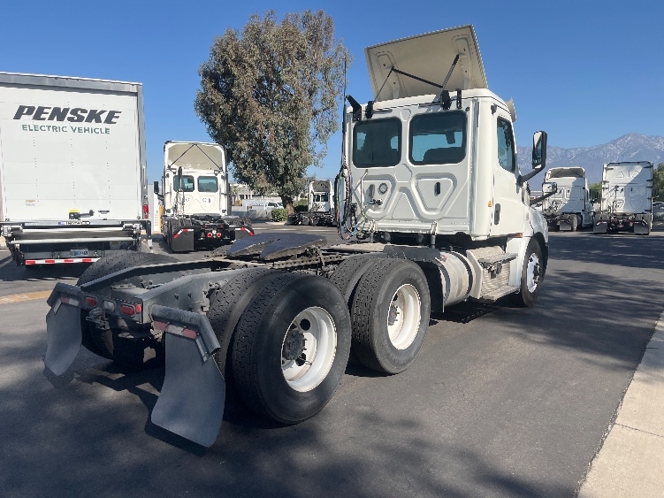 Used 2019 Freightliner Cascadia - photo 9