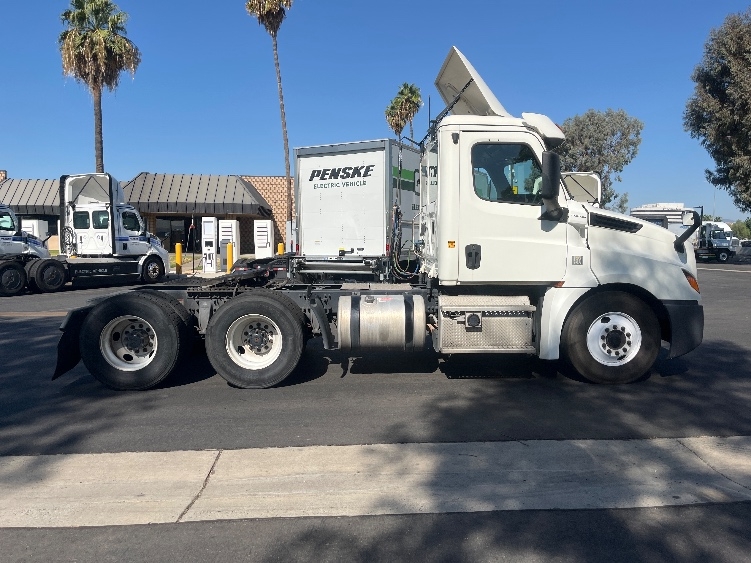 Used 2019 Freightliner Cascadia - photo 10