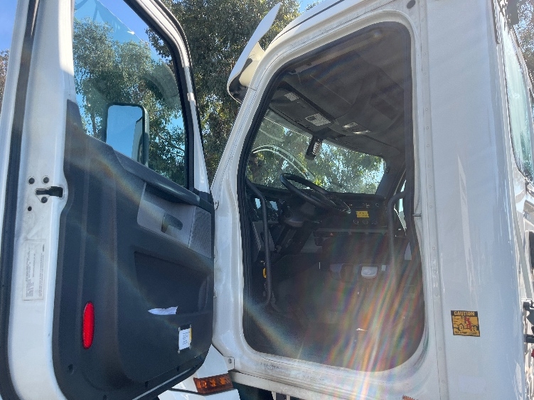 Used 2019 Freightliner Cascadia - photo 11