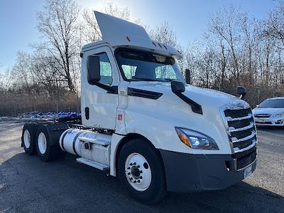 Used 2019 Freightliner Cascadia - photo 1