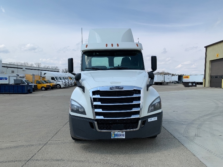 Used 2019 Freightliner Cascadia - photo 2