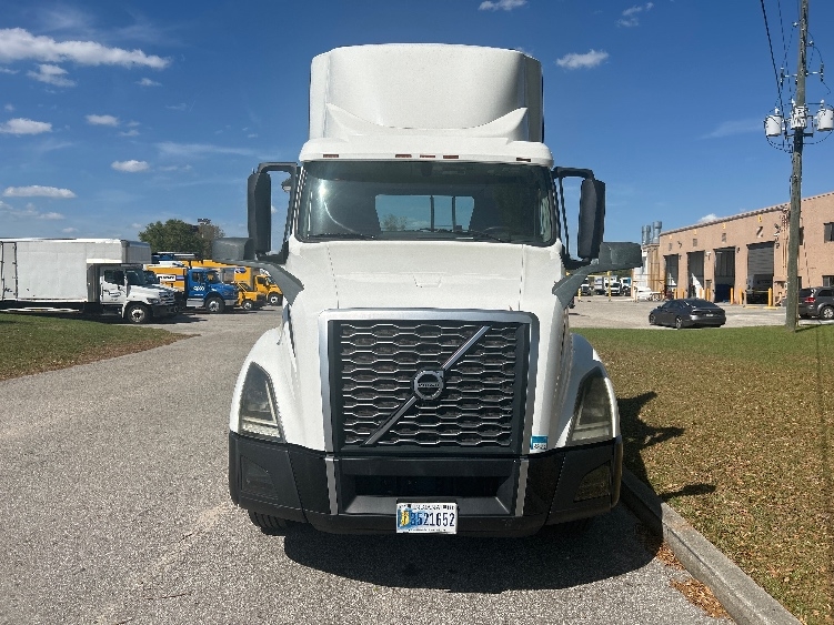 Used 2019 Volvo VNL - photo 2
