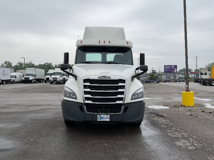Used 2019 Freightliner Cascadia - photo 2