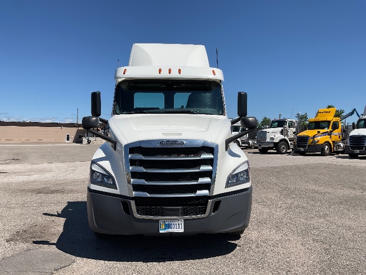 Used 2019 Freightliner Cascadia - photo 2