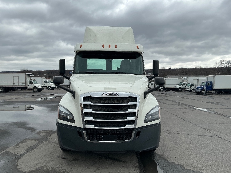 Used 2019 Freightliner Cascadia - photo 2