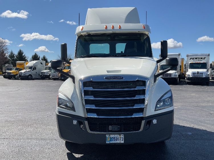 Used 2019 Freightliner Cascadia - photo 2