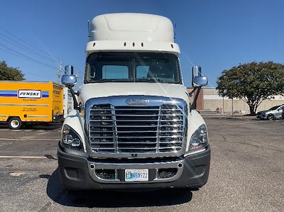 Used 2019 Freightliner Cascadia Detroit DD15AT Semi Truck for sale #330626 - photo 2