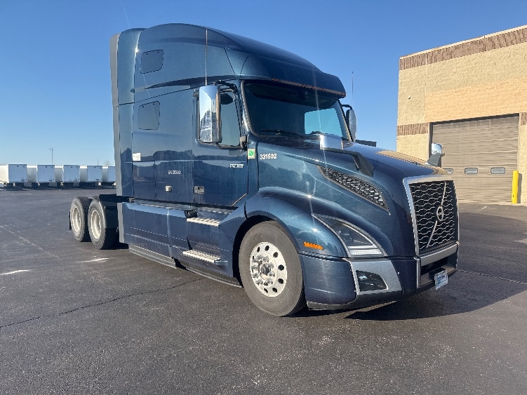 Used 2020 Volvo VNL - photo 1