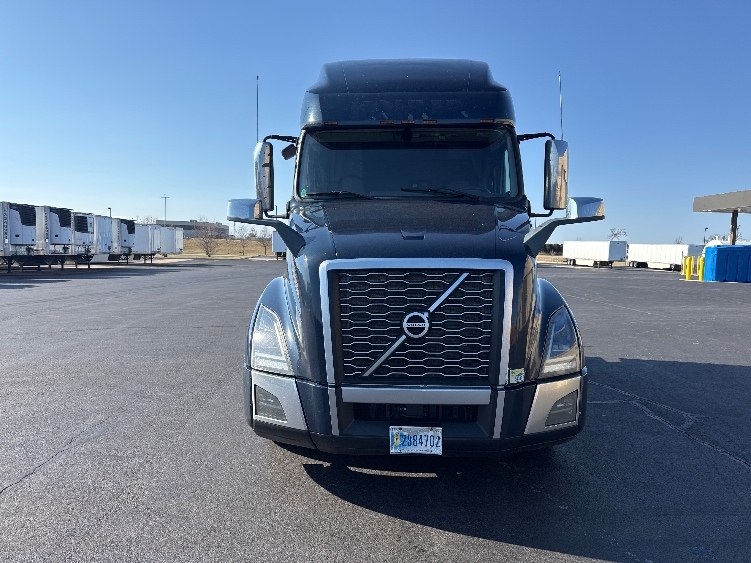 Used 2020 Volvo VNL - photo 2